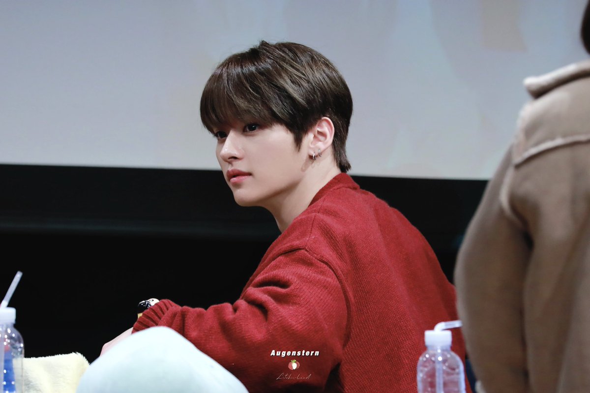 Litchiiland's tweet photo. 191229 Fansign

🍓🫐

#AprilFoolsDay 
#만우절
#LeeKnow
#리노
#리노는기여어
#Straykids
#스키즈
#스트레이키즈 https://t.co/VNfPSEl02y
