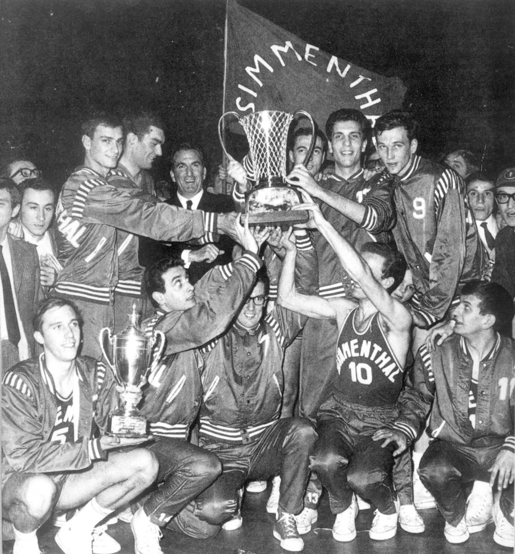 mariobianchi18's tweet photo. Storico: il #1aprile 1966 il #Simmenthal Milano è la prima italiana campione d'Europa di pallacanestro: nella 9^ Coppa dei Campioni al PalaDozza bolognese le "scarpette rosse" di coach Rubini, dopo aver eliminato Real e Cska, battono 77-72 (Vianello e Thoren 21) lo Slavia Praga. https://t.co/4Ruo6119wu
