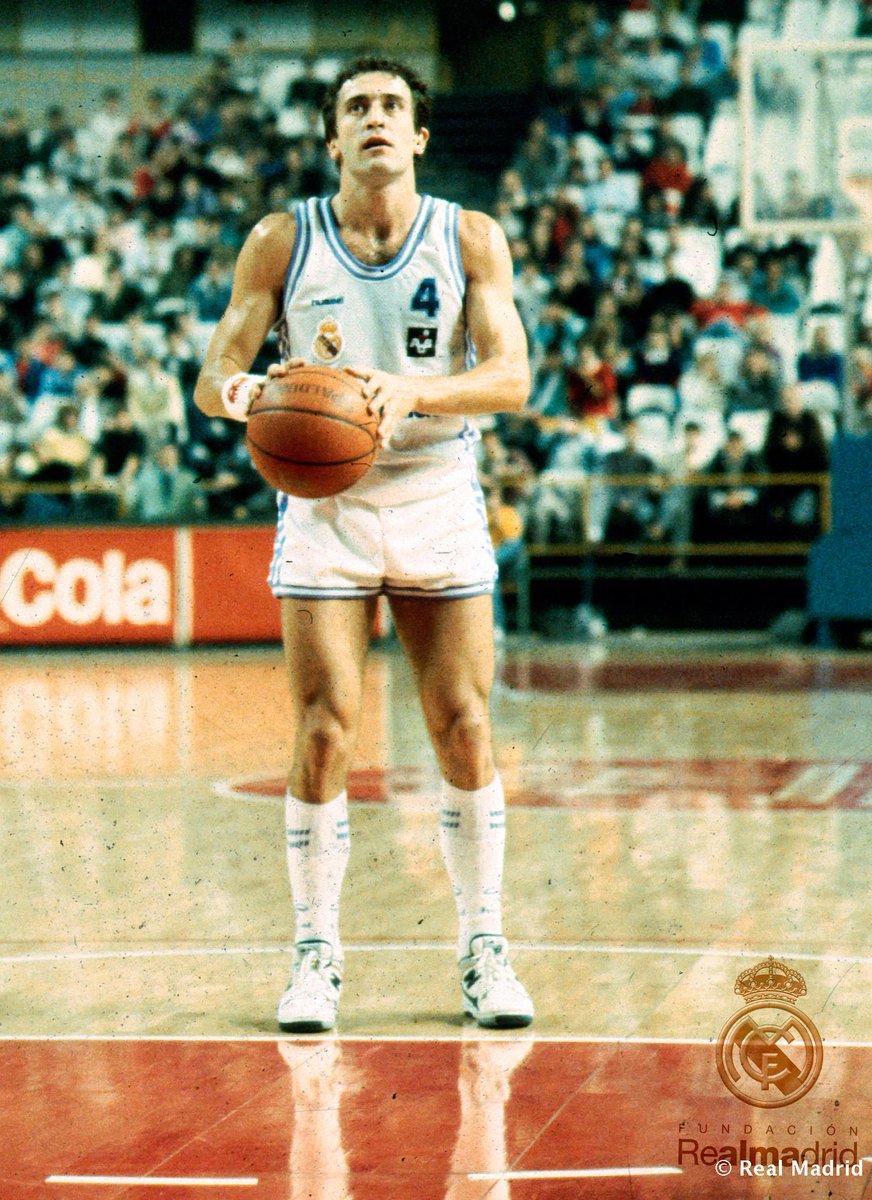RealmadridBBALL's tweet photo. #HalaMadrid
#TalDíaComoHoy, en 1990, José Luis LLORENTE (BASE, 1,82, 1959) consiguió un #Triple6 (12 pun. 6 reb. 6 asi.) con el @RMBaloncesto en LIGA ACB contra RAM JOVENTUT BADALONA
El REAL MADRID ganó por 85 - 92 https://t.co/u1yUah3VlW