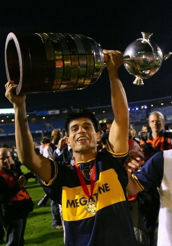 la12tuittera's tweet photo. 🎂¡Feliz Cumple 'Negro' Hugo Benjamín Ibarra! 

🏆Ganó 17 títulos en #Boca 💛💙4️⃣

👕Como jugador:

6 🏆Torneos 
4 🏆Libertadores
1 🏆Intercontinental
3 🏆Recopas 
1 🏆Sudamericana

🔝EL MEJOR lateral derecho de la Historia del club 🙌

🏆Además, ganó 2 títulos como DT del Xeneize: Torneo 2022 y Supercopa Argentina 2023.