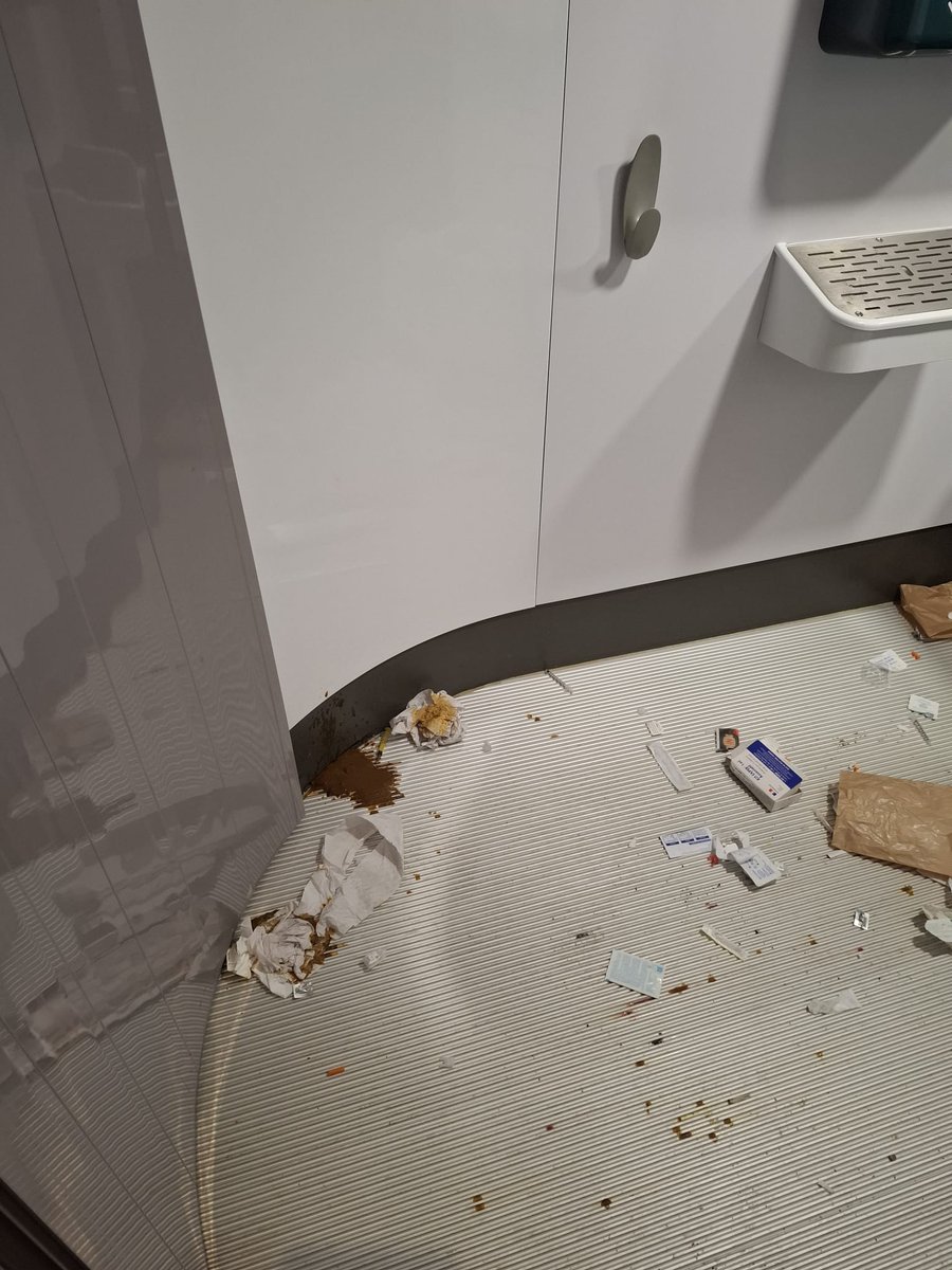 Ça, c'est la sanisette de la rue A. Paré à quelques mètres de la salle de consommation de drogue #HSA #Paris10 : déchets d'injections 💉attestant de shoots, 💩💩 sur les parois...
 Preuve éloquente que cette salle a "apaisé et embourgeoisé" le secteur. <a href="/CaVautrin/">Catherine Vautrin</a> <a href="/ARS_IDF/">ARS Île-de-France</a>