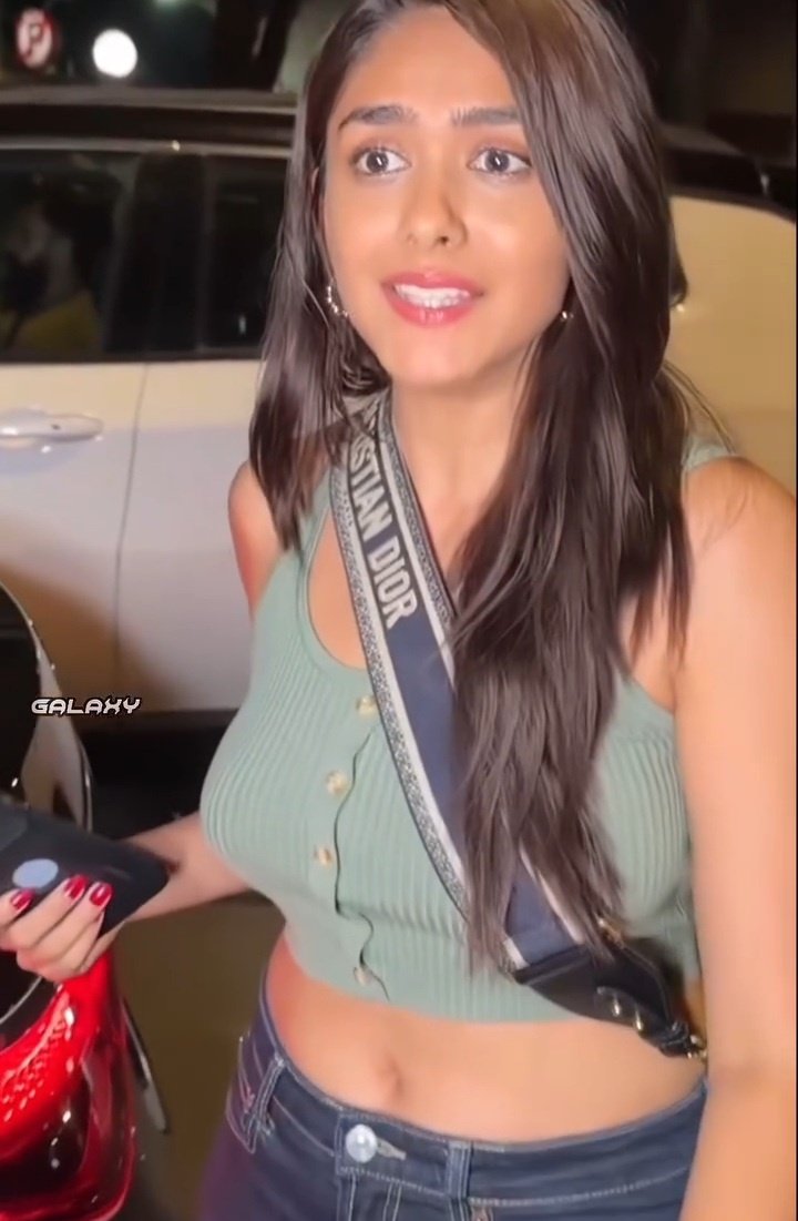 Actress_GOAT's tweet photo. Mrunal 🤤 https://t.co/QsVzBWFM3K