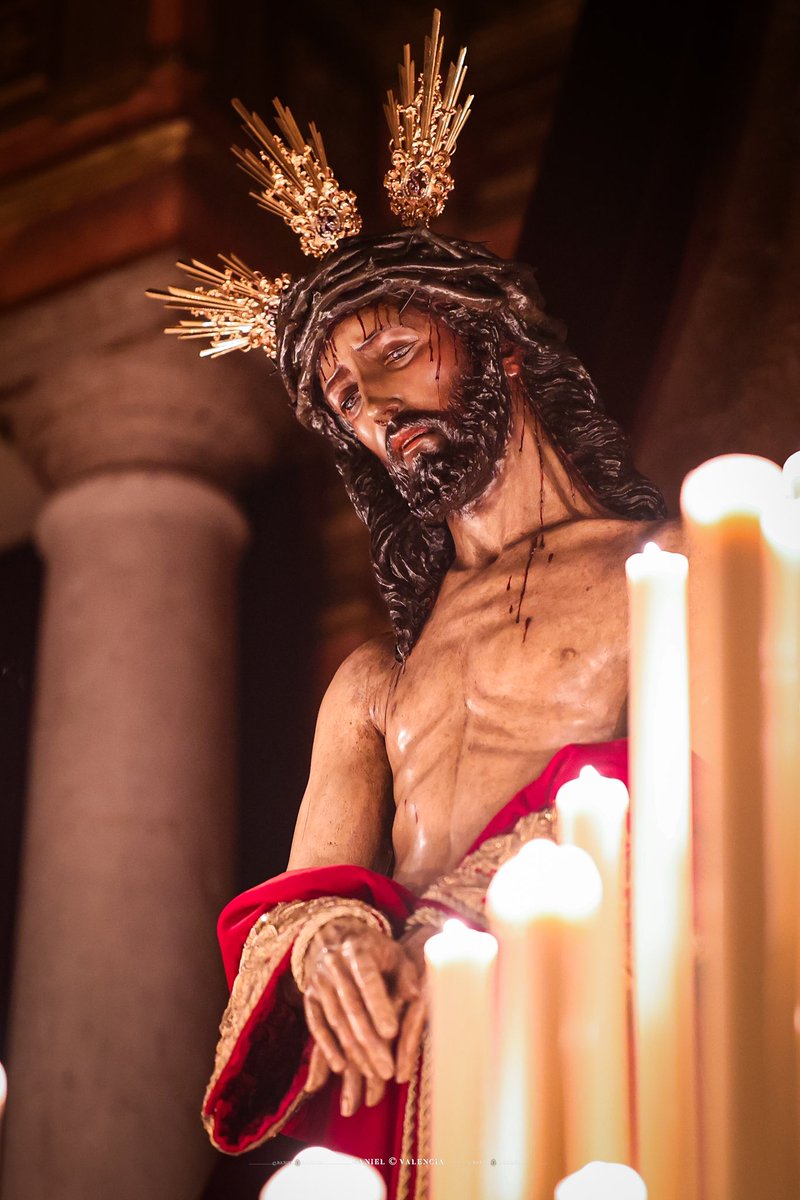 sevillanisimo79's tweet photo. La brisa suave de abril en Sevilla,
El eco de la fe en tu canastilla,
La pasión por tu mirada,
Tu rostro sereno al pisar la calzada,

Pilato y su condena,
Claudia pròcula y su pena,
Y tú barrio entregado,
Al ver tu cuerpo presentado. https://t.co/qpjc2TYsmw