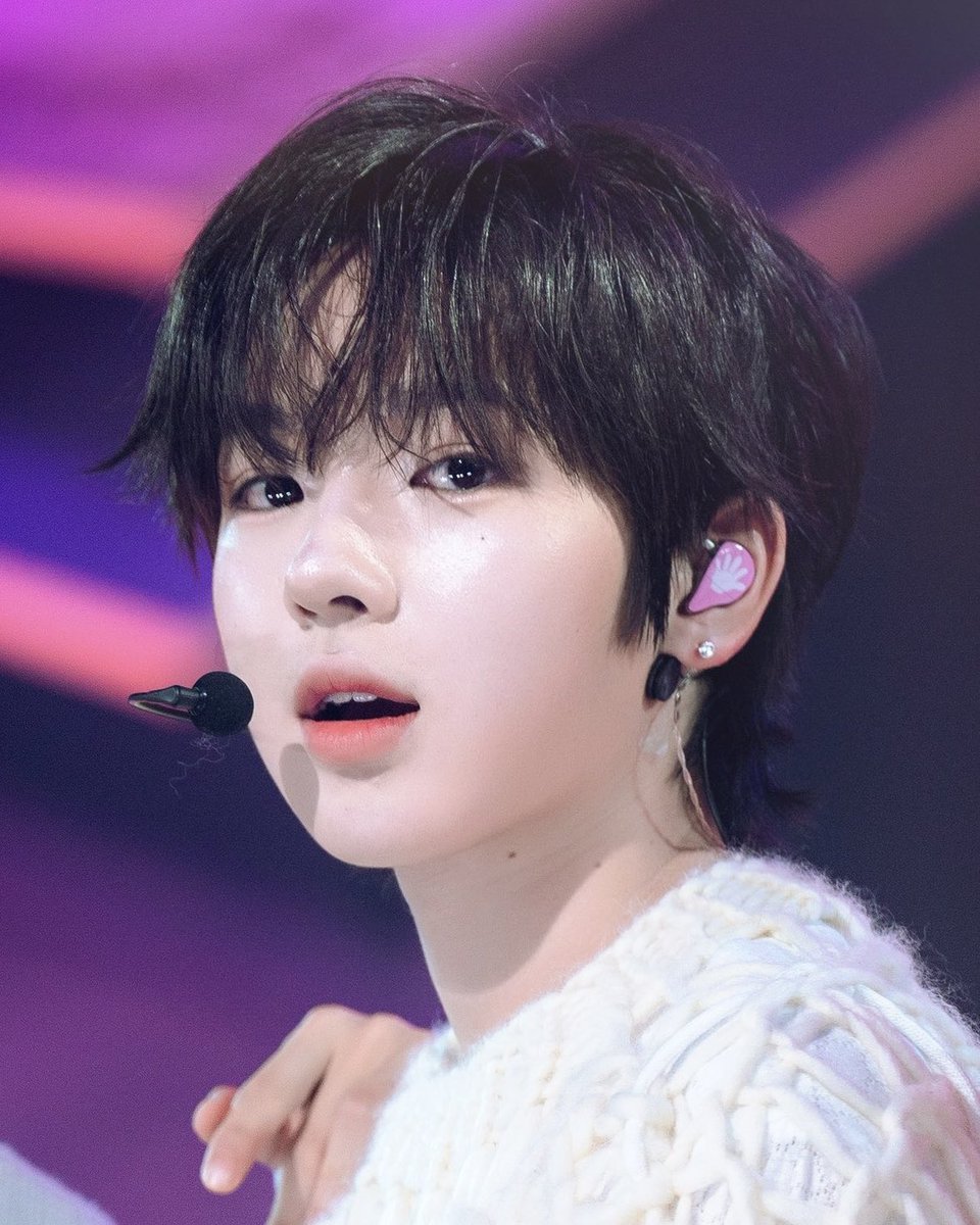she_srunningout's tweet photo. 이날 무대때 머리 고정됐던거
저녁에 팬싸할때는 풀려가지고 퐁실퐁실하게 올라온게 엄청 챠밍포인트였음 이런것마저 사쿠야마지텐시인 증거 https://t.co/k0A9lNH1oc
