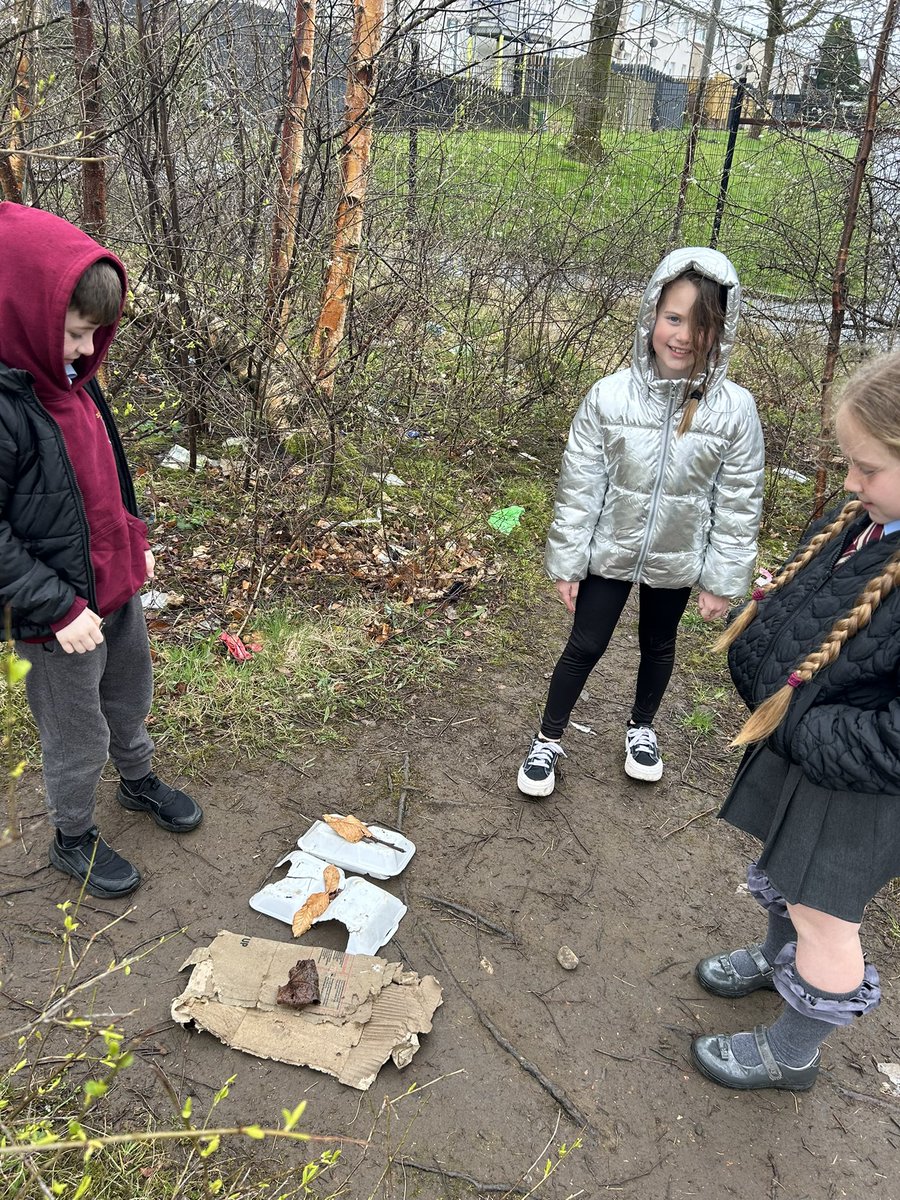didyousayplay's tweet photo. We went outdoors to inspire our free writing! Some children recreated the story of Goldilocks and some used great imagination to create their own writing. I love how excited P was to find ‘Big foot’. Writing to follow!!! #outdoorlearning #imagination #literacy @StRoseOfLimaPS https://t.co/hibzGtJZgA