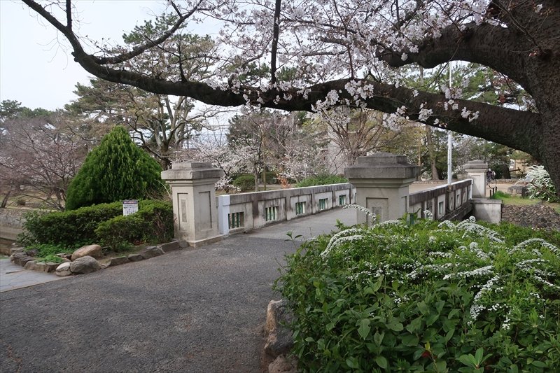 平成細雪に登場した夙川翠橋付近、桜は五分咲き 
「翠橋は昭和７年の竣工です。費用を抑えながらも、夙川にふさわしい優れた意匠となっています。このあたりの夙川べりの桜はほぼ五分咲きで......
 seitar0.exblog.jp/243655693/