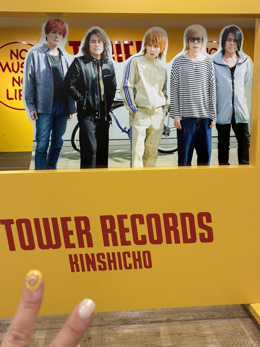 yui_apdt's tweet photo. タワレコ錦糸町　パネル展
入り口すぐ #SOPHIA 
サヨウノヨウナラかかってた
#BOYSand のトモくんサイン入りのビジュと #GIRLSand 並べてくれてて嬉しい🌻
限定コラボポスター見逃した⁉︎
レジのお姉さん、ネイルかわいいですねひまわりですか？って聞いてくれてさすがです☺️ありがとうございます🫶 https://t.co/tteTuzofO6