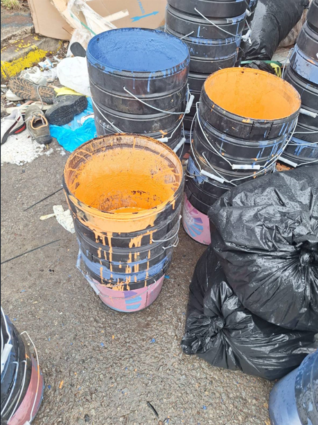 🔵 Detectat abocament il·legal de pots de pintura en una zona aïllada de #VNG. Identificada l’empresa responsable. Denunciada per infracció a l’Ordenança de Gestió de Residus i Neteja Viària.
♻️ Respectem l’entorn, utilitzem els punts de recollida adequats! #Civisme #MediAmbient