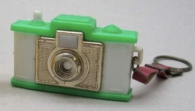 SalvOasi's tweet photo. …vedo ragazzini di 10 anni fare foto, video e reels sui social con i loro telefonini hi-tech e hi-res e poi penso che a 10 anni io ancora le foto le facevo così…🤔 https://t.co/EFZBQlEPER