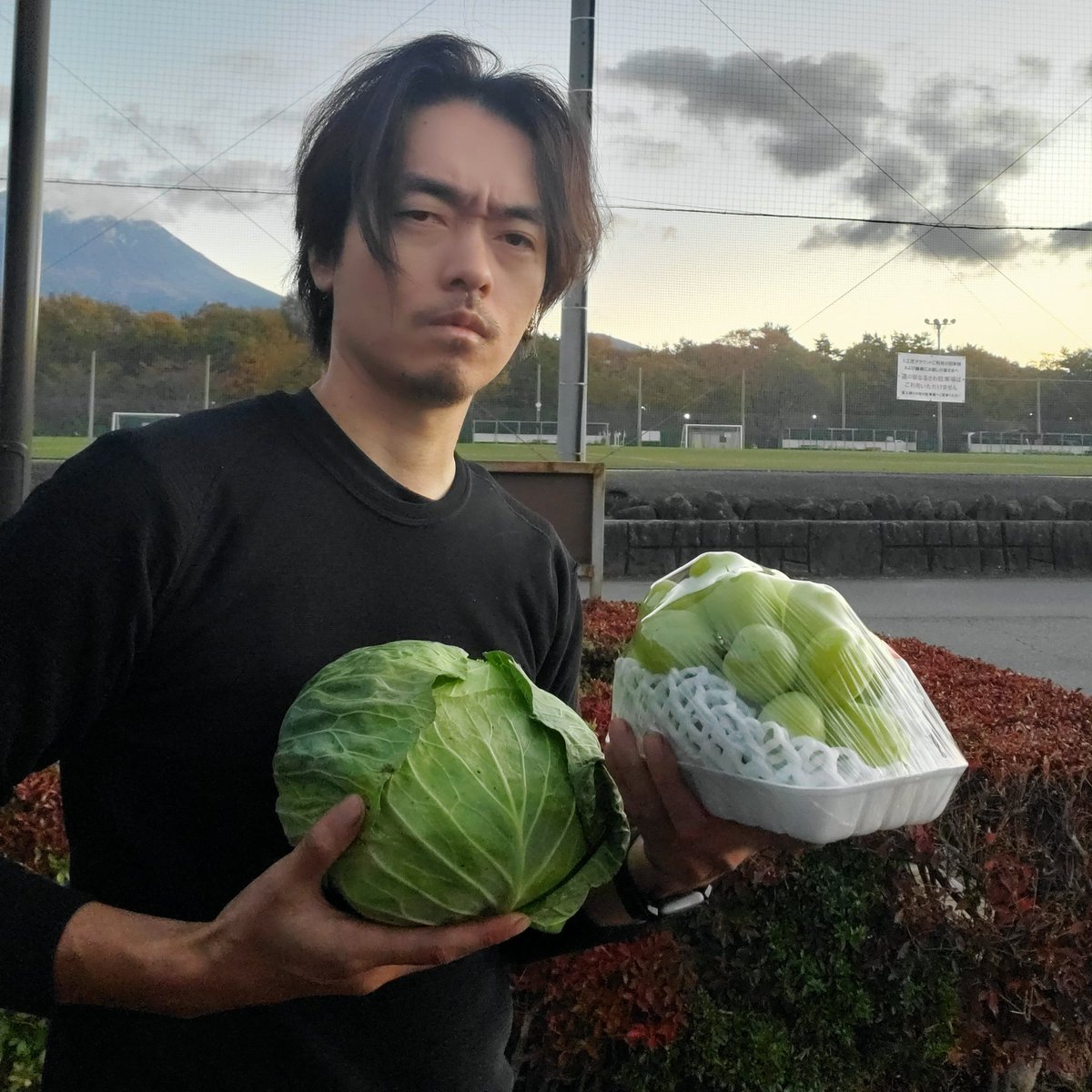 Ggmg_Kageshima's tweet photo. #新しいプロフィール画像
私ガンガマウグ影島は4/1よりサバイバルゲーマーをやめてクソでかマスカット農家になります、右手に持っているのはレタスです、よろしくお願いします。 https://t.co/hfVh9pc9Pv