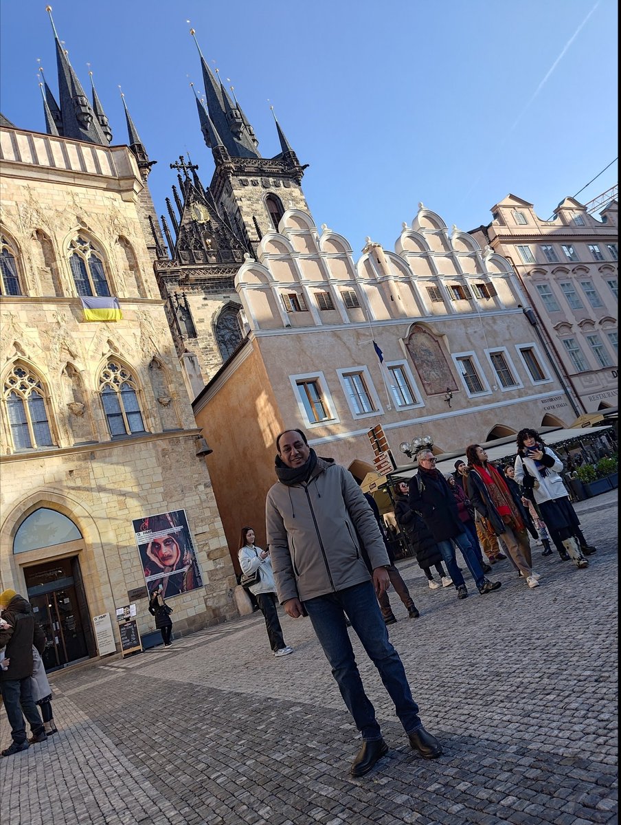 "لحظات لا تُنسى من قلب براغ!✨ شتاء يناير 2024 في ساحة البلدة القديمة، حيث يلتقي التاريخ بسحر العمارة القوطية. #Prague #TravelMemories"