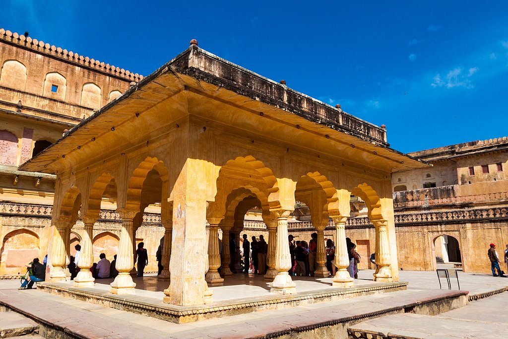 CGTNOfficial's tweet image. 🇨🇳🇮🇳 Celebrating 75 years of China-India ties — the two countries, rich in culture and natural beauty.  

📍Amber Fort in Jaipur, where history meets grandeur 
📍Hani Terraces in Yunnan, a living landscape of art and tradition