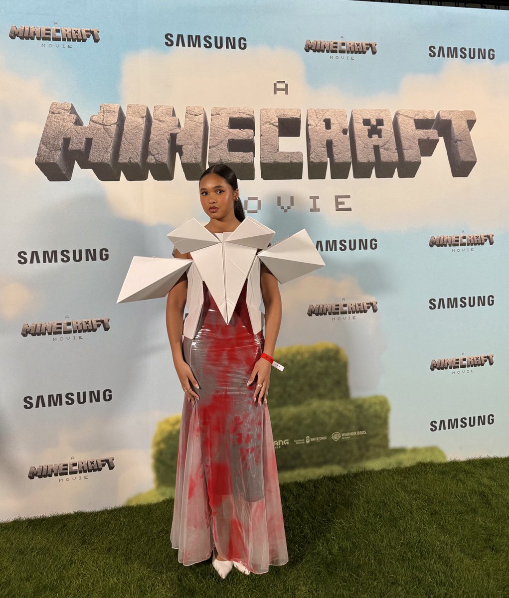 inspiringv10's tweet photo. Minecraft meets Fashion 💚🧊 World Premiere of #MinecraftMovie #inspiringvanessa thank you @WarnerBrosUK @cineworld for having me and Zion London. In cinemas on Friday the 4th of April ! #fashion #methoddressing https://t.co/m0HjdMLWBq