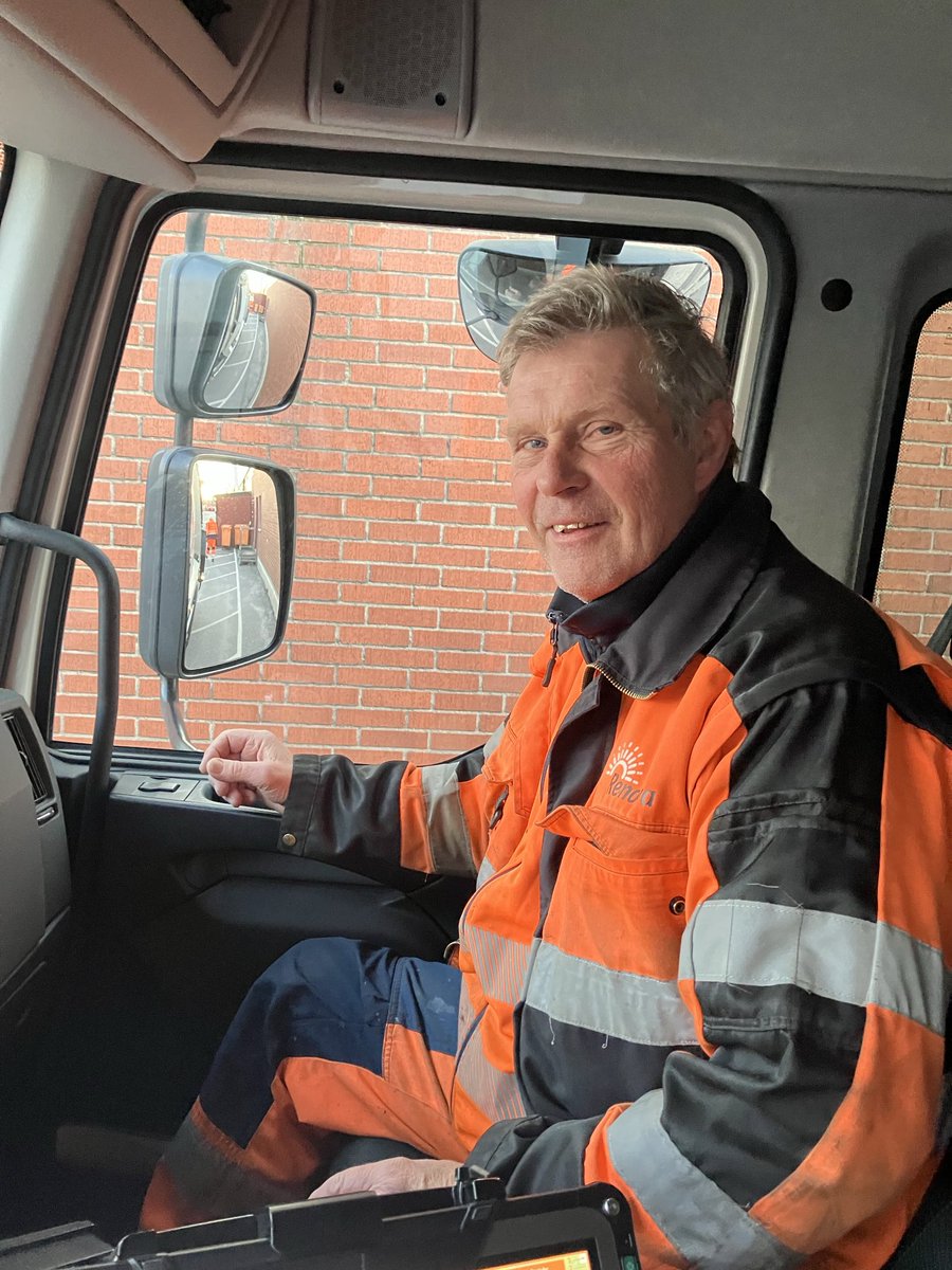 Idag jobbar jag med Håkan. På Renova sen 23 år. Kör i vanliga fall i Lerum. Även om han kört i ”hela jävla Göteborg”. Grym på att hämta matavfall med mig i Lundby. Skaffat husbil och tänkte snart gå i pension.