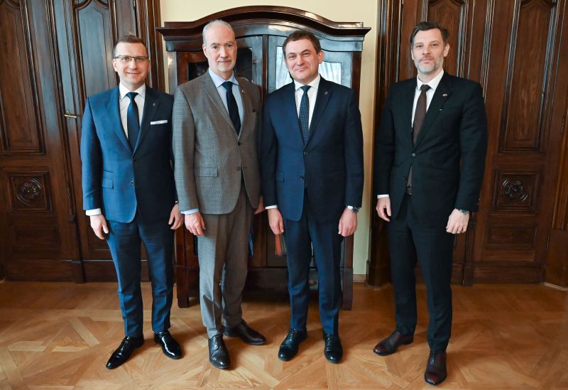 🟡🔵 Wizytę na #UJ złożył 28 marca ambasador 🇫🇷 w RP <a href="/EdePoncins/">Etienne de Poncins</a>. Gościa, któremu towarzyszył konsul generalny 🇫🇷 w Krakowie Cédric Peltier, podjął w swoim gabinecie rektor UJ prof. Piotr Jedynak. W rozmowach uczestniczył także dziekan <a href="/WSMiPUJ/">Wydział Studiów Międzynarodowych i Politycznych UJ</a> dr hab. Piotr Bajor, prof. UJ.