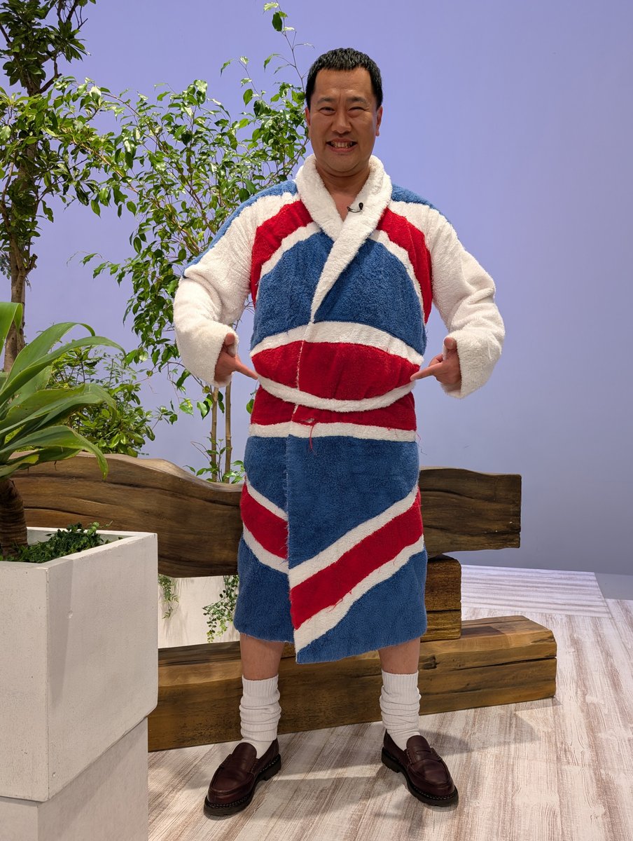 ANOTHERSKY_NTV's tweet image. 今週のアナザースカイは
#とにかく明るい安村 さん IN ロンドン✈️
収録後に撮影したソロショットをお届け！

バスローブを着て登場した安村さん🕺✨
お馴染みのポーズをいただきました😉🌟

#ANOTHERSKY #アナザースカイ #Pixelで撮影
#イギリス #ロンドン