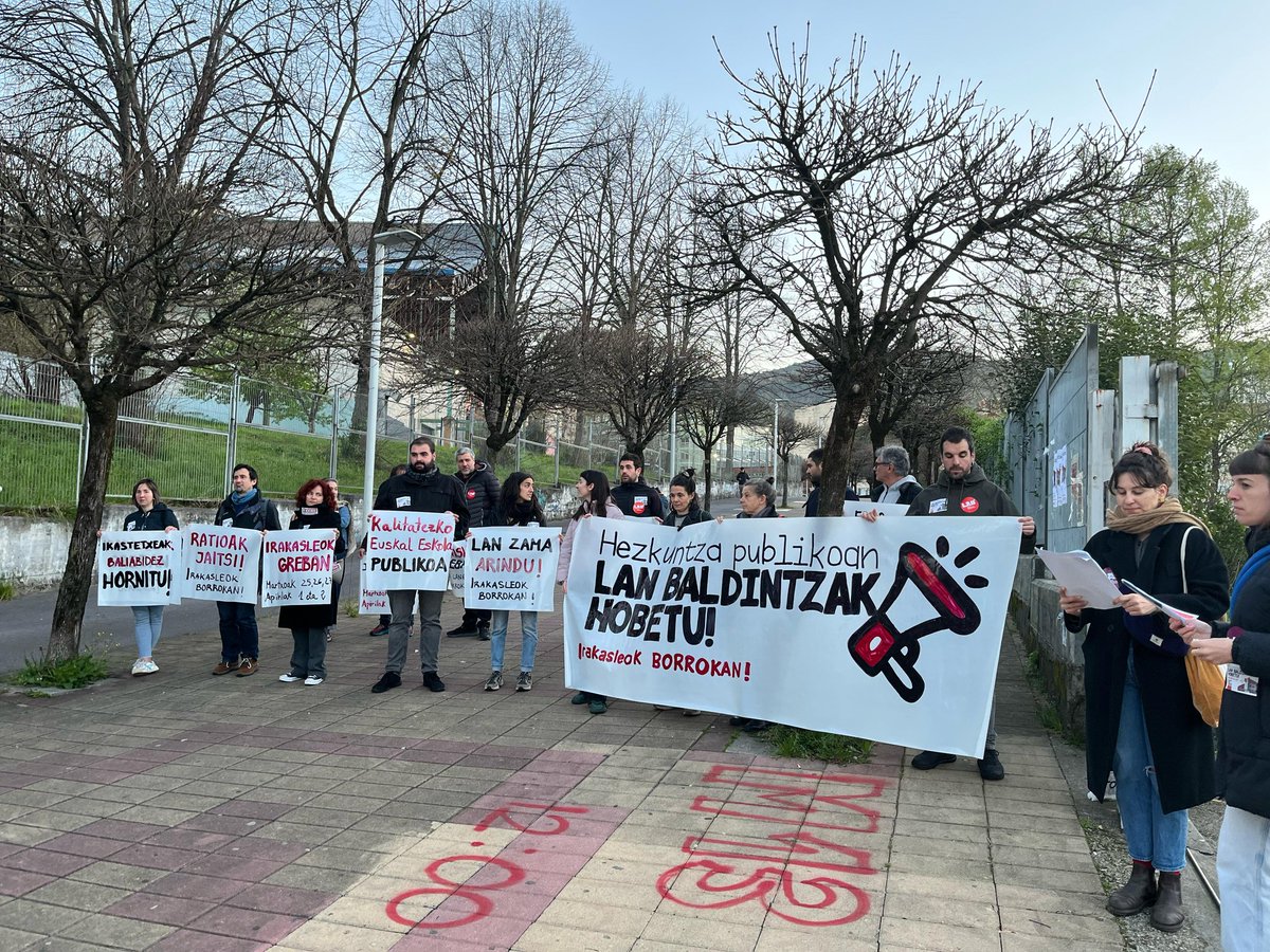 ELAHezkuntza's tweet photo. ✏️ IRAKASLEAK: ZORTZIGARREN GREBA EGUNA 🔥

Gaurko piketeaen argazki batzuk hemen 👆🏼 Langile eta familien erabateko inplikazio eta babesa jaso dugu! Eskerrik asko, elkarrekin lortuko dugu!

📢 ALDARRIKAPENAK LORTU ARTE, DENOK GREBARA‼️

#GREBARA #PublikoaIndartu https://t.co/B6ZRu8eFtB