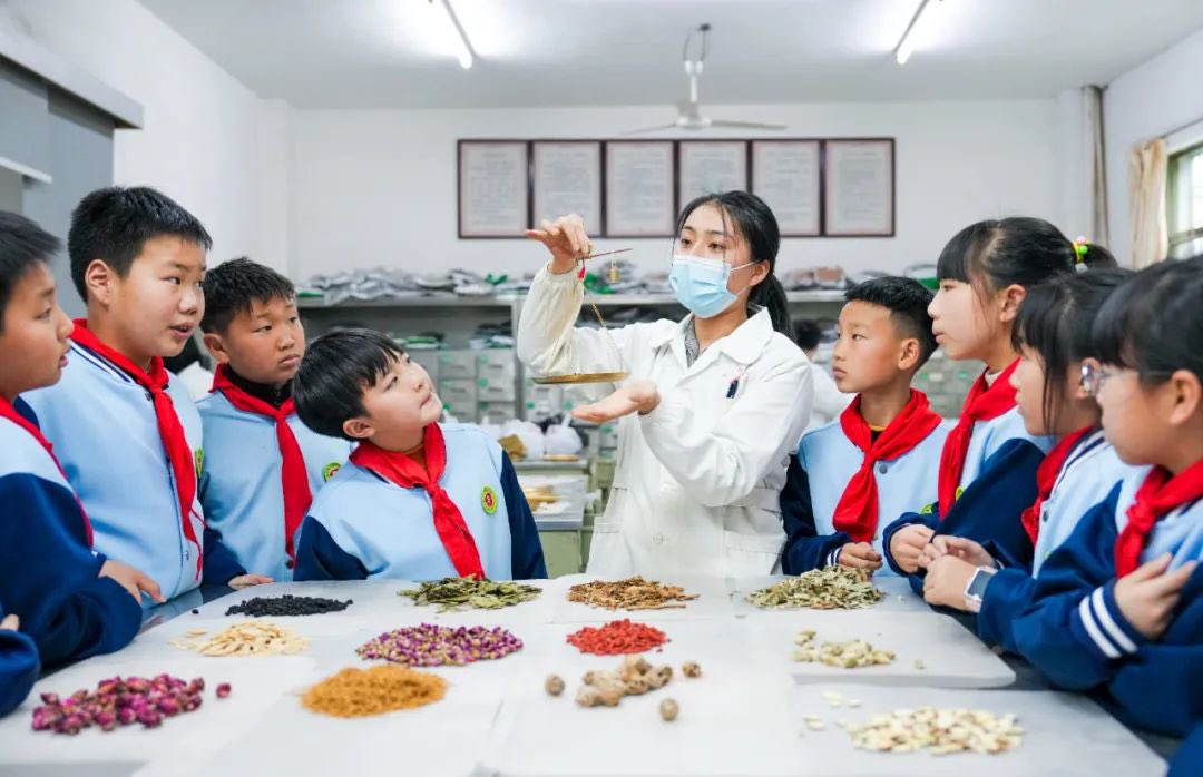 HerbalistChief's tweet photo. In some provinces in China, Traditional Medicine is part of their primary school curriculum. 

Kids learn how to prepare, dispense and cultivate Traditional Chinese Medicine. 

In Africa, children are westernised to believe everything Traditional is archaic and demonic. https://t.co/dHjpOhRAja