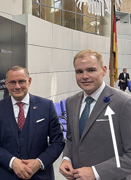 <a href="/hib_Nachrichten/">Heute im Bundestag</a> NS-Symbolik im Deutschen Bundestag!
Konkret geht es um AfD MdB Torben Braga.
Nach Berichterstattung der "TAZ" ist Braga mit einer Nazi-Blume im Bundestag erschienen!⬇️
taz.de/!6075826/
Unfassbar! 
Und niemand interessiert das !? 
#Rechtsstaat
#Justiz #Le_Pen #hartaberfair