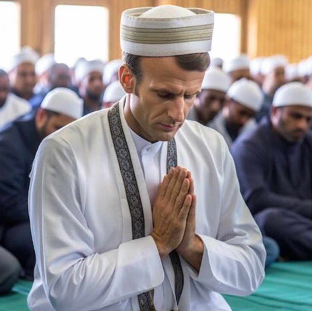 Escalet83's tweet photo. 🇫🇷SCANDALE TOTAL :
Au lieu de demander la libération de #BoualemSansal et de virer les OQTF, @EmmanuelMacron vient de se mettre d'accord avec le président algérien #Tebboune afin d'ACCÉLÉRER et de FACILITER l'immigration #algérienne.
🇫🇷C'est de la haute trahison.
#MacronDegage https://t.co/6pgcU4Ax7W
