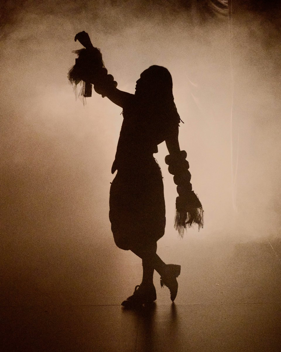 AtelierCritique's tweet photo. FRKS, au @theatredevidy, conception et mise en scène par Igor Cardellini et Tomas Gonzalez, joué du 26 mars au 4 avril 2025. 
Les critiques d'Orane Gigon et Célia Reymond sont disponibles sur le site de l'Atelier : https://t.co/nlubZrfAss

© Matthieu Croizier https://t.co/A86IXF3BnT