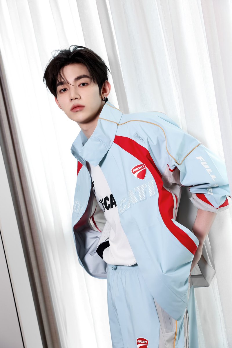 YUEHUA_OFFICIAL's tweet image. 【#ZB1-章昊 | FILA FUSION潮流品牌大使】

     潮流独白📸敢驭先锋
  共赴FILA FUSION时尚之旅✨

#ZhangHao #ZB1 #乐华娱乐