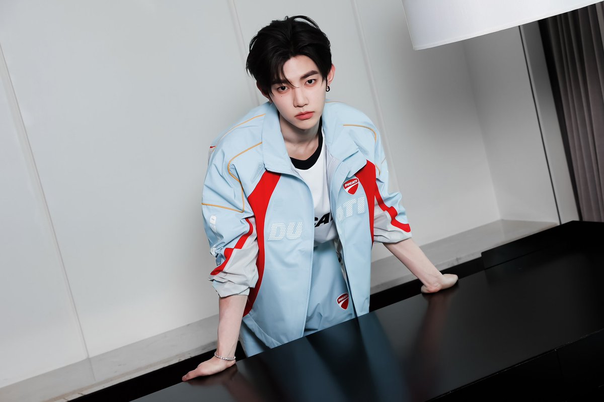 YUEHUA_OFFICIAL's tweet image. 【#ZB1-章昊 | FILA FUSION潮流品牌大使】

     潮流独白📸敢驭先锋
  共赴FILA FUSION时尚之旅✨

#ZhangHao #ZB1 #乐华娱乐