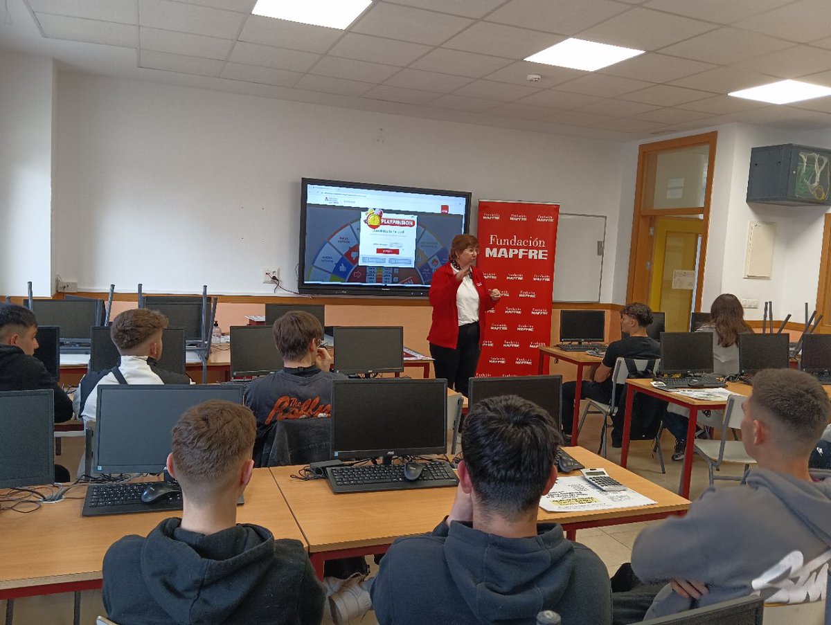 Una mañana diferente con <a href="/fundacionmapfre/">FUNDACIÓN MAPFRE</a> y @cienciadivertida.sevilla.
En un taller de finanzas y ahorro responsable para FP. 🫂
Muy motivados y divertidos
#fianzaspersonales #fp