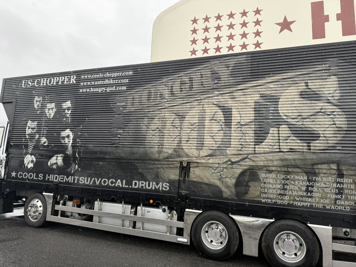 elovissato's tweet image. 秀光さんと
最後の別れ
行ってきました
千葉の東の果てへ
会場はハングリー！
家から4時間じゃ着かなかった、、

しかし次の予定の撮影が6時から新宿のスタジオなため
残念ながらクールスのLIVEは見れず、、

滞在時間2時間で
東京へ向かう
#cHopper #チョッパー #cools #クールス #佐藤秀光