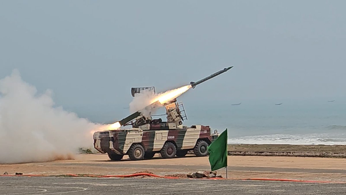 IaSouthern's tweet image. शान्तौ यत् अधिकं स्वेदसि, संग्रामे तत् अल्पं रक्तसि।

Air Defence Warriors of the #WhiteTigerDivision showcased exceptional skill and precision during the OSA-AK missile firing at #Gopalpur Seawards Firing Ranges. With all direct hits on Manuverable Expandable Aerial  Target