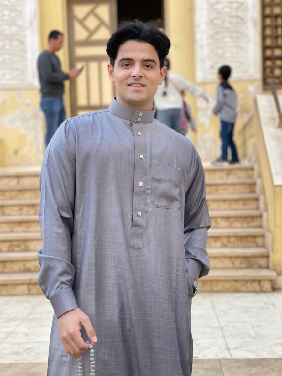 المفروض اني ماسك سبحه بس ال Ai عنده رأي تاني