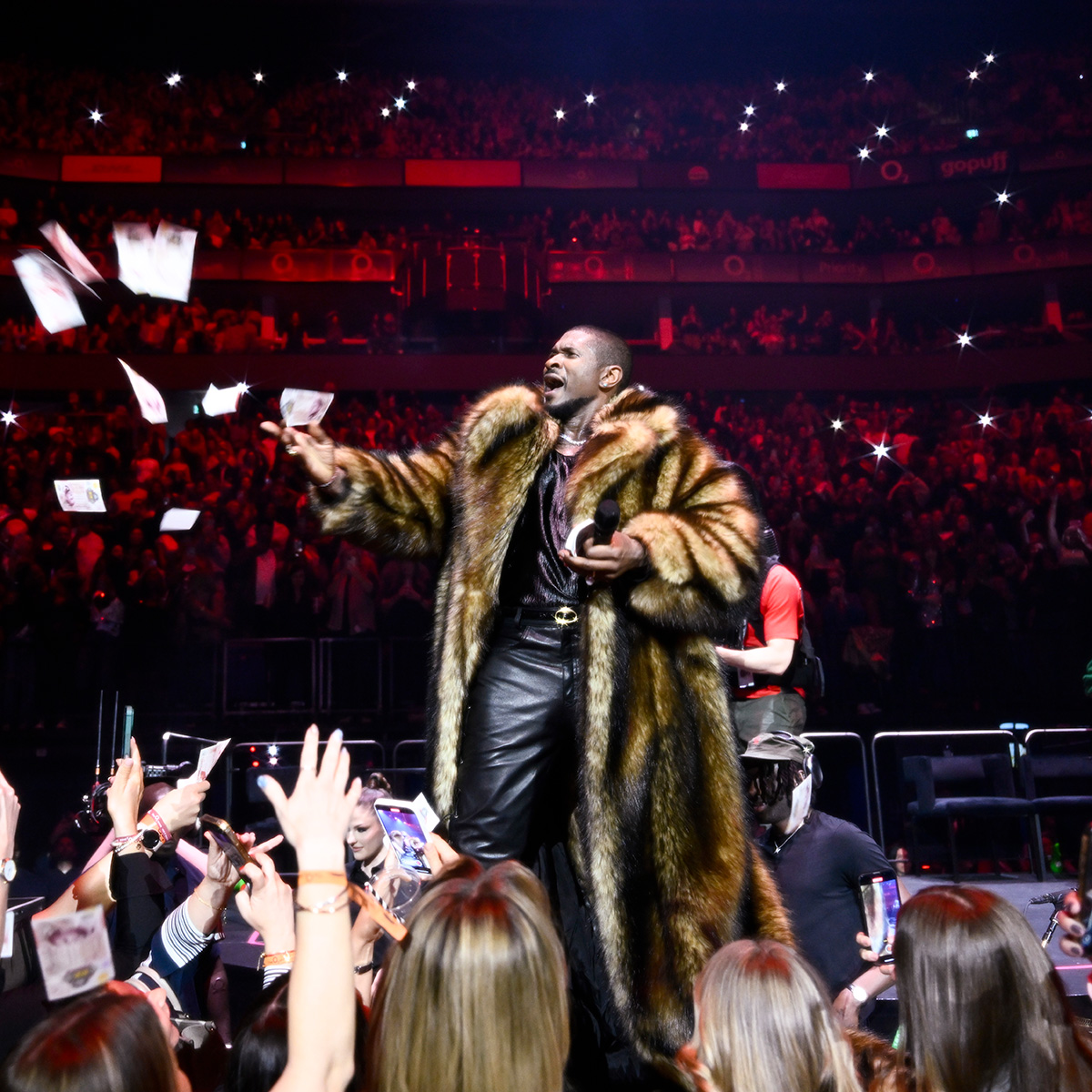 AXS_UK's tweet image. 🔥 Saturday night saw London come alive as global icon @Usher put on the show of a lifetime for a sold out @TheO2, the first of 10 London shows as part of the Past Present Future Tour!

#USHER #PastPresentFuture #TheO2