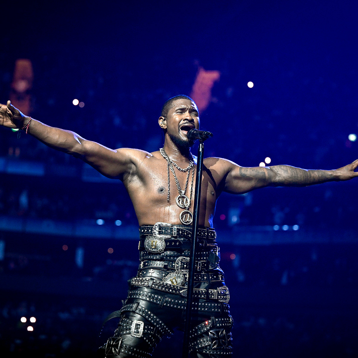 AXS_UK's tweet image. 🔥 Saturday night saw London come alive as global icon @Usher put on the show of a lifetime for a sold out @TheO2, the first of 10 London shows as part of the Past Present Future Tour!

#USHER #PastPresentFuture #TheO2