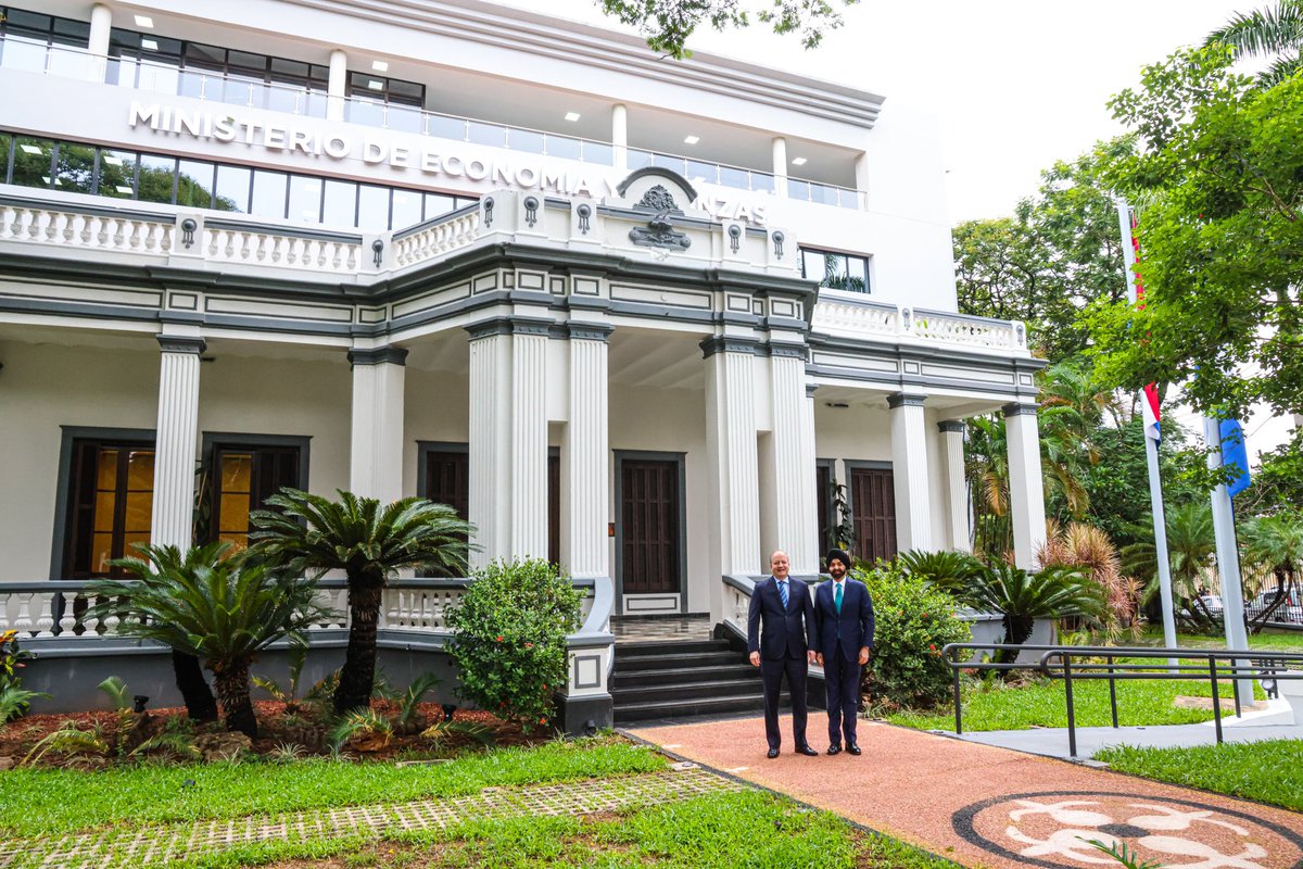 Ministerio de Economía y Finanzas - Paraguay (@mef_paraguay) on Twitter photo El ministro <a href="/cgfernandezv/">Carlos Fernández V</a> recibió al Pdte del <a href="/BancoMundial/">Banco Mundial</a>, Ajay Banga, en el #MEF. La reunión reforzó los lazos entre #Paraguay🇵🇾 y el organismo. Esta visita marca un hito, es la 2ª vez desde 1976 que el titular de la entidad nos visita, dándole un valor histórico y simbólico. El ministro <a href="/cgfernandezv/">Carlos Fernández V</a> recibió al Pdte del <a href="/BancoMundial/">Banco Mundial</a>, Ajay Banga, en el #MEF. La reunión reforzó los lazos entre #Paraguay🇵🇾 y el organismo. Esta visita marca un hito, es la 2ª vez desde 1976 que el titular de la entidad nos visita, dándole un valor histórico y simbólico.