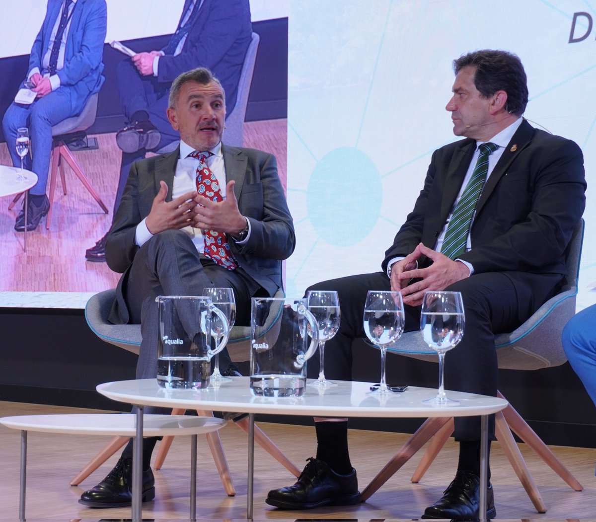 aqualia's tweet photo. Última intervención en la Jornada de Digitalización del Ciclo del Agua en @IFEDI_CR. 
🗣️ Matías Loarces, director territorial de #Aqualia, participa en la mesa redonda "Impulsando la sostenibilidad ambiental en Ciudad Real" junto a Miguel Ángel Valverde, presidente de la @DiputacionCR, y Braulio Ejido, presidente de #Emaser. 
Durante su intervención, Matías ha destacado: 
🎙️“Este proyecto, “Realwater”, es un claro ejemplo de lo que significa una colaboración público-privada”
🎙️“A día de hoy, disponemos de programas de inteligencia artificial (IA) que nos ayudan a predecir dónde se van a producir averías, pero a la IA habrá que alimentarla. Vamos paso a paso, cumpliendo con la reglamentación y cuando tengamos eso, iremos implantando las medidas necesarias. La IA será la guinda del pastel”.