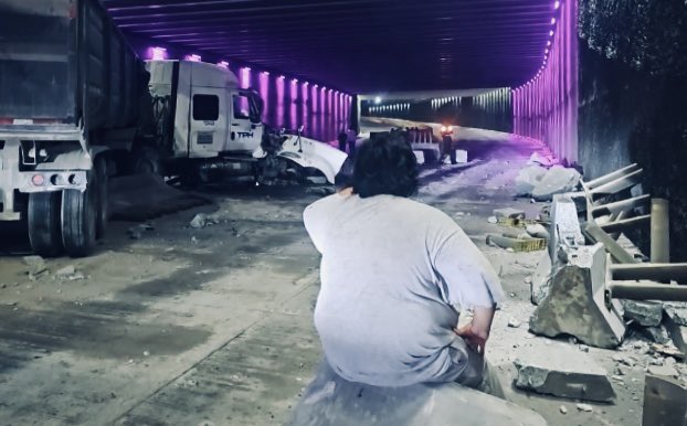 ¡Mal y de malas! Tanto que nos costó y no hablo de dinero, ¿recuerda el tráfico y cambio de rutas por más de 1 año? Tanto para que en un ratito se lo echara el “Sr Trailero”.

Salga con tiempo porque el paso inferior está bloqueado.

¡Viva México! 🤦🏻‍♂️

#DN #Tampico #CdMadero