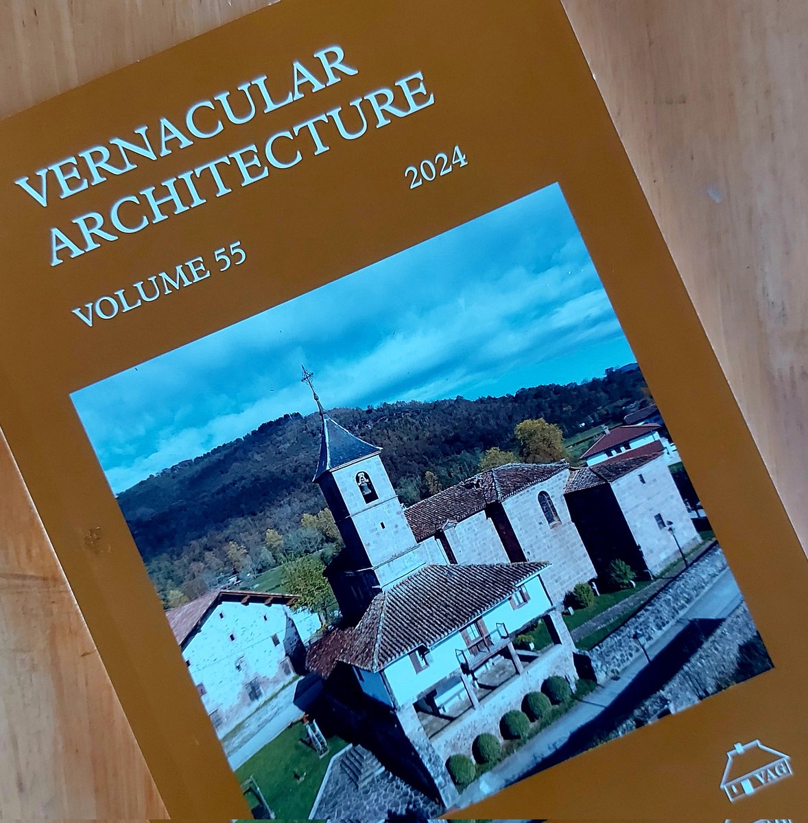 Today is a VERY GOOD post day. Behold! The new Vernacular Architecture!! Intrigued to see that the date of the earliest dated full cruck frame has been pushed back to 1248. Well done to Nat Alcock &amp; Robert Waterhouse for their study of Pilliven at Witheridge (Devon) 🪵🏚🧐