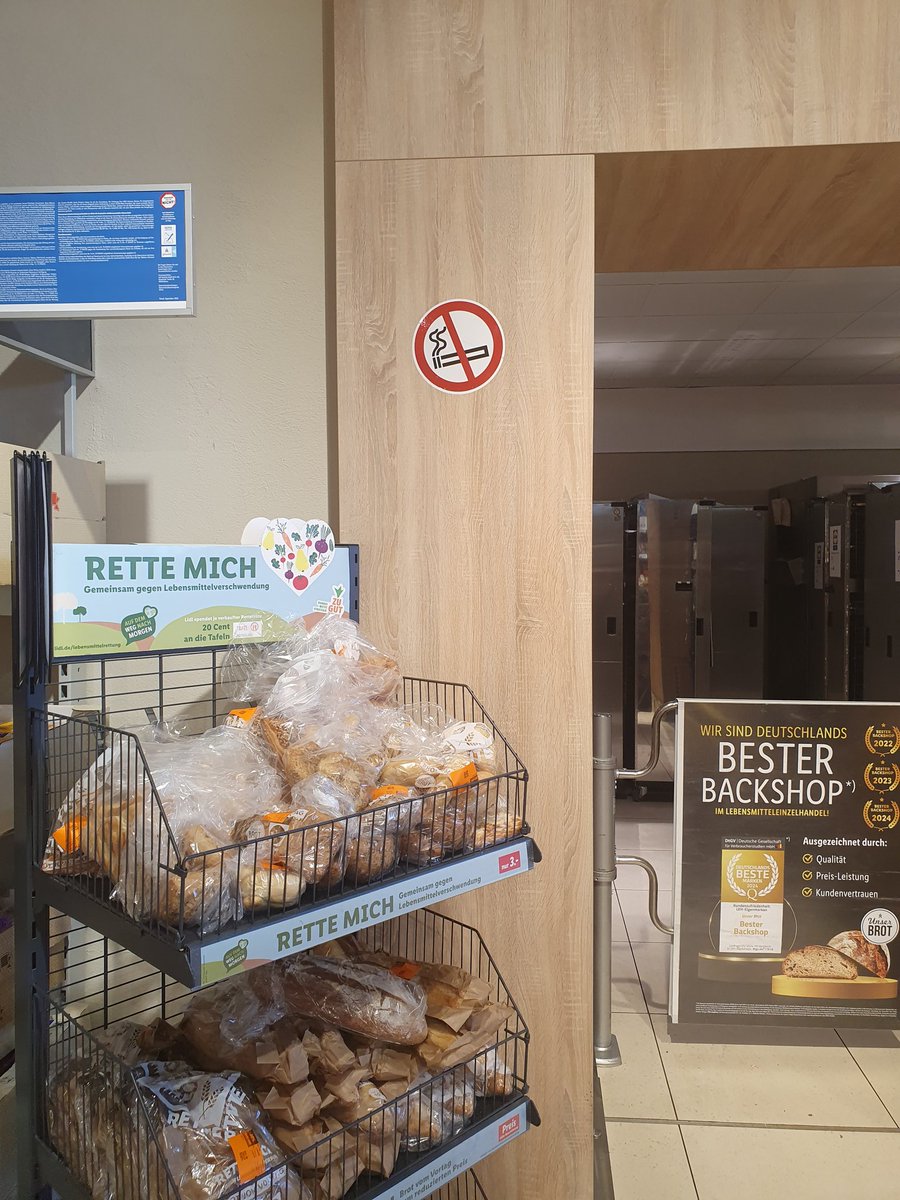 XThejavauser's tweet image. Lidl... Ehrlich gesagt finde ich es schon etwas seltsam, dass man heute in Supermärkten ein Schild aufhängen sollte, um zu verhindern, dass die Leute dort rauchen oder vapen...