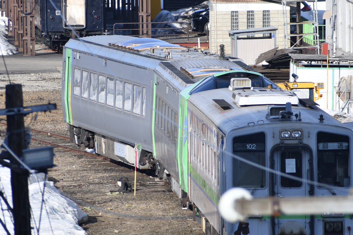 extra_car21's tweet photo. 25/04/01 苗穂工場
789系HE-301編成が冷房が取り外された状態で解体線前に

HE-302編成のﾓﾊ788-302も冷房がない状態になってました https://t.co/MMvE6nPlav