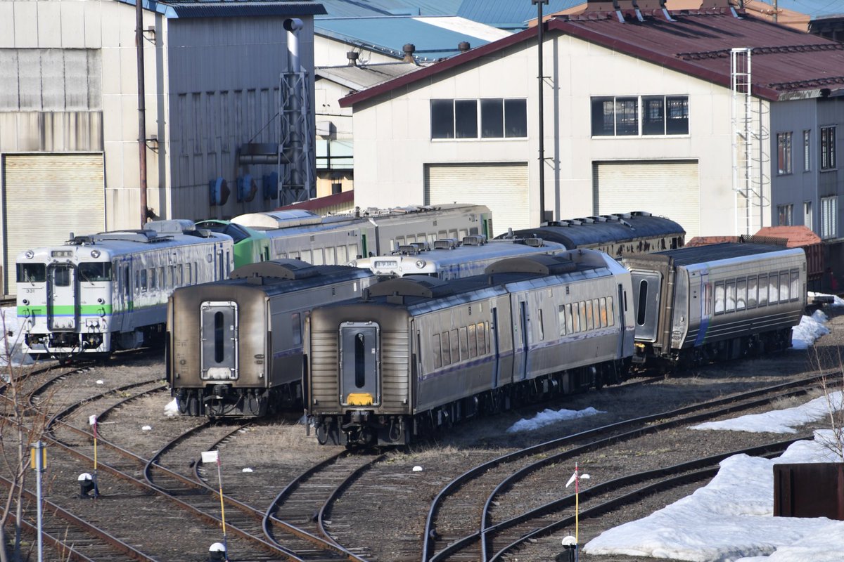 extra_car21's tweet photo. 25/04/01 苗穂工場
789系HE-301編成が冷房が取り外された状態で解体線前に

HE-302編成のﾓﾊ788-302も冷房がない状態になってました https://t.co/MMvE6nPlav