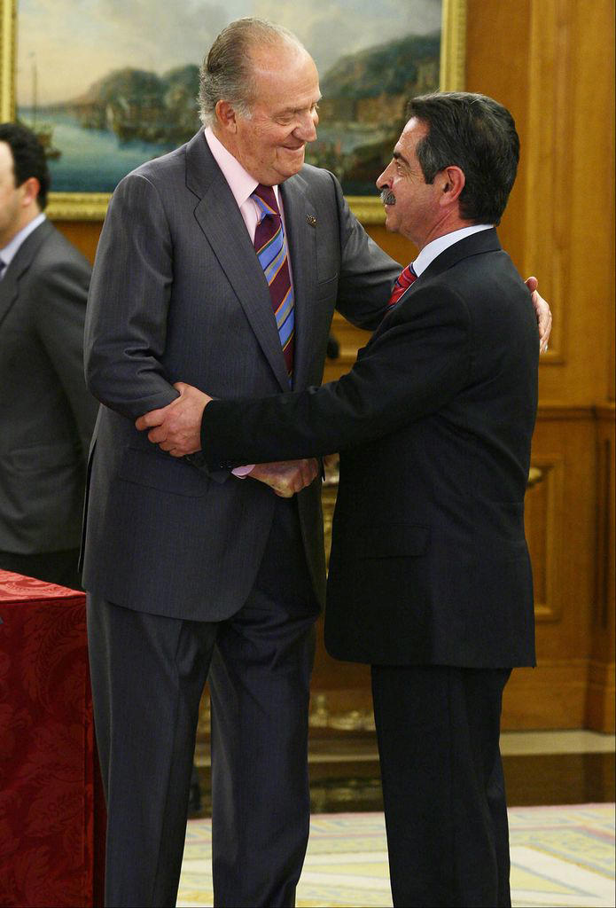 msn_es's tweet image. 🔥 Histórico enfrentamiento legal: por primera vez, un monarca español #demanda a un político. 
Juan Carlos I lleva a juicio a Miguel Ángel #Revilla por difamación y reclama 50.000 € por daños morales. 👑⚖️ #Rey #emérito 
Nota de prensa íntegra, aquí ➡️ msft.it/6013qU82W