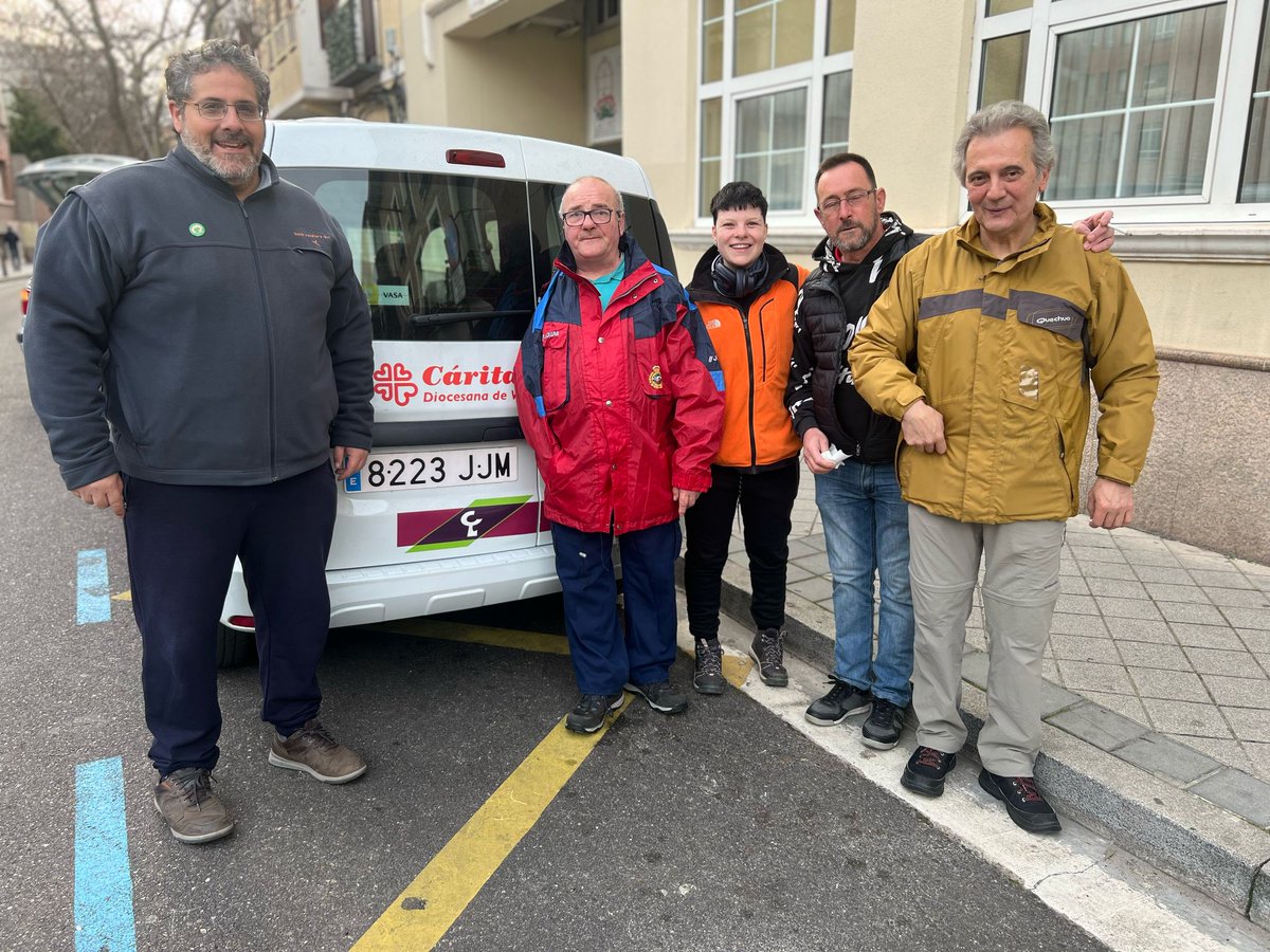 cadiocva's tweet photo. Ya en Santiago, a punto de comenzar la peregrinación con esperanza. #NadieSinHogar #ComparteTuRed #CaminemosJuntos #AbrimosCaminoALaEsperanza https://t.co/fKNAbD2qJE