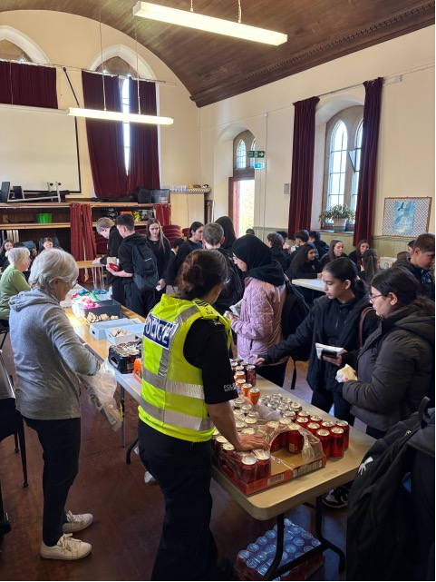 PSOSSEEdinburgh's tweet photo. Earlier today, Sgt Macgregor and PC McFaulds were kept busy at Toastie Tuesday serving kids from the local high-schools lunch!
This a great community project that not only provides great food but a safe space for young people.
PS: The toasties are amazing π
#SECPT https://t.co/Edejq0MvVQ