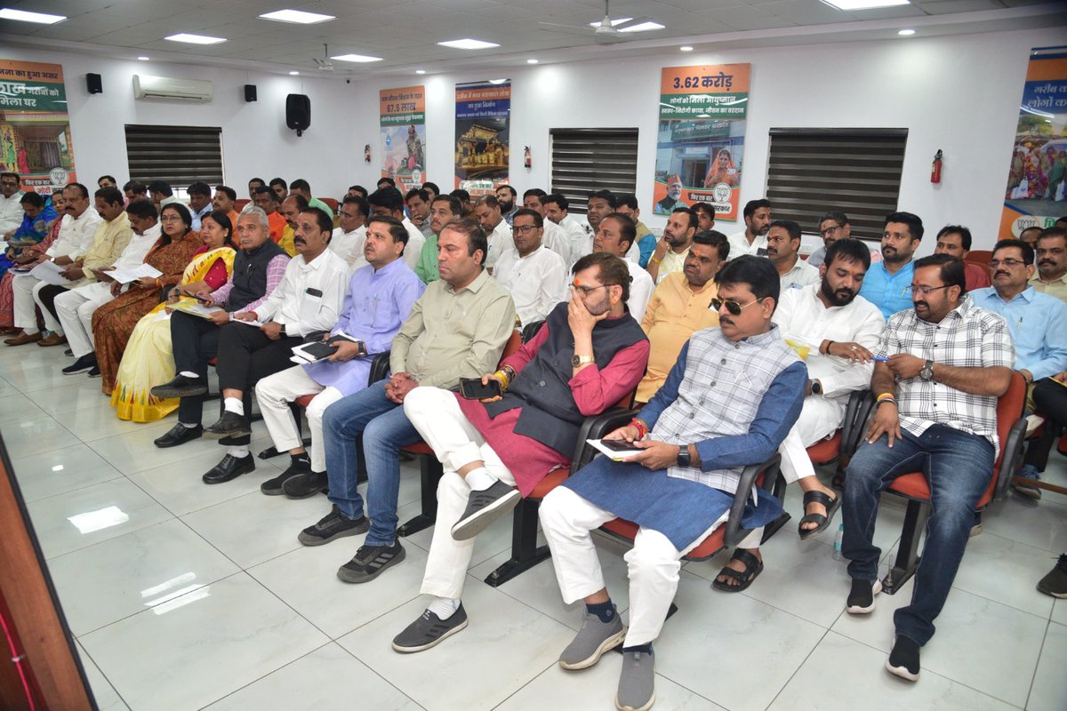 भाजपा प्रदेश कार्यालय में प्रदेश संगठन महामंत्री श्री <a href="/HitanandSharma/">हितानंद Hitanand</a> ने भोपाल महानगर के प्रमुख कार्यकर्ताओं के साथ बैठक कर संगठनात्मक विषयों पर चर्चा की।
