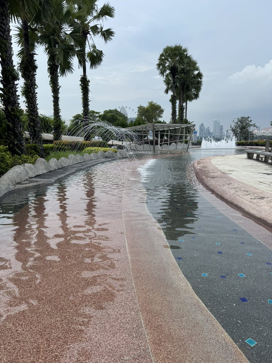 n5e8kO's tweet photo. 小さい子が遊べるよーのWater Playground @ Marina Barrage🐻行ってみた！
Gardens by the bay駅(1番出口)出てすぐ🚉
歩けるようになったらもっと楽しいかも🥰
娘は夫に噴水の中に連れて行かれて怖かったのかずっと無表情だった🤣笑 https://t.co/5TMatsbBhA