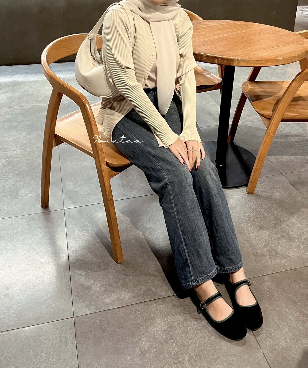 9bintaa's tweet photo. — maryjane flatshoes

black green https://t.co/mmBBzhFJNo

flatshoes ter ringan + ga bakal lecet kalo pake iniii. bagian belakangnya soft + nyaman bgttttt

aku udah sering bawa buat travelling, cuman misal mau dipake jalan yang bener2 10k steps yaa tetep pakenya sneakers aja biar nyaman yaa