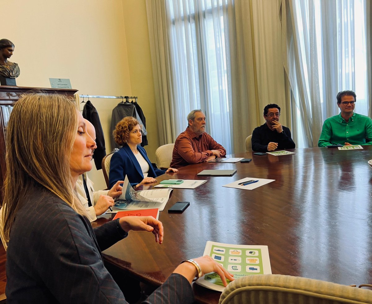 🛍️ Continuem treballant amb el comerç de Barcelona per protegir els establiments emblemàtics i reforçar el comerç de proximitat. Volem una ciutat amb identitat!

👥 Avui a <a href="/BarcelonaOberta/">Barcelona Oberta</a> parlem de com millorar la qualitat i la mobilitat sense perdre l'essència dels barris!