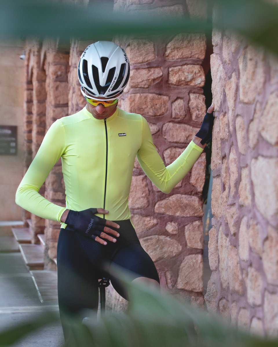 S-Pro Light; el maillot de manga larga más cómodo y versátil para esta época del año. Un auténtico "must have" para la primavera y el otoño del ciclista experimentado 👌🏼
🔗 mobelsport.com/categoria/homb…