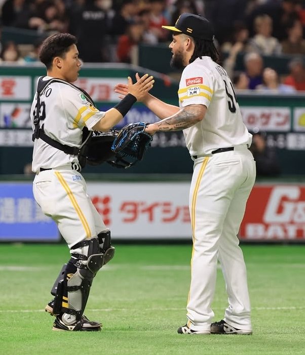 OTRO INNING PERFECTO

#NPB | Aunque sin oportunidad de rescate, el sinaloense <a href="/RobertoOsuna1/">Roberto Osuna</a> logró otra entrada perfecta  (1K) mientras los <a href="/HAWKS_official/">福岡ソフトバンクホークス（公式）</a> ganaban 5-1 a Nippon Ham. Fue su segunda salida de la temporada...