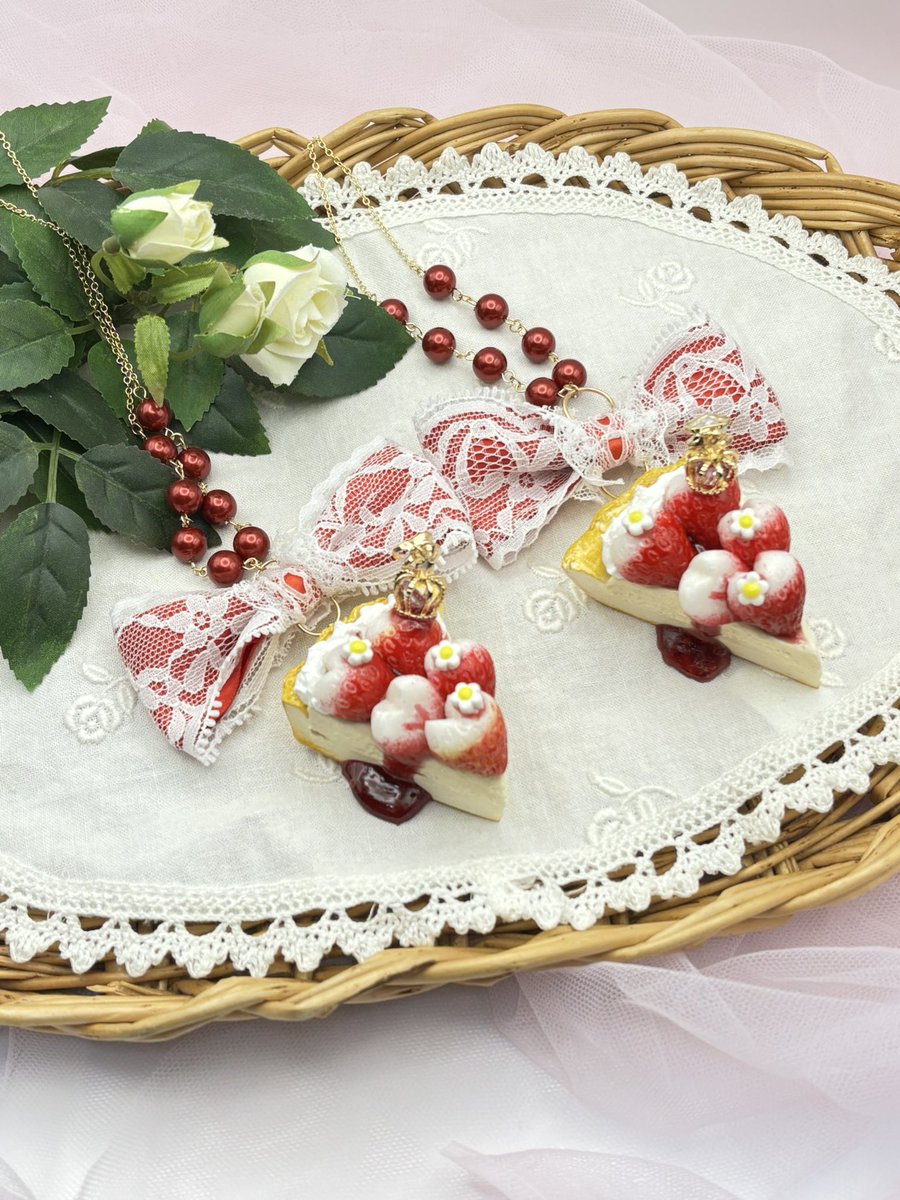 yuki03ko22's tweet image. こんばんは♪snow moonです！告知です❣️６日に #ゴスロリマーケット　します。💕C11です。ぼちぼち作品アップします〜。
王冠ネックレス
4000円です。

#GML
#ゴスロリマーケット